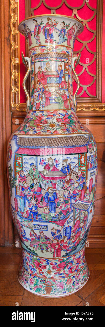 SAINT ANTON, Slovaquie - 26 février 2014 : Grand vase chinois de la berline 19. cent. Dans palace Saint Anton. Banque D'Images