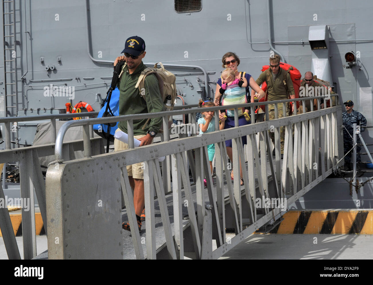 La famille Kaufman débarque la classe Oliver Hazard Perry frégate lance-missiles USS Vandegrift, le 9 avril 2014 à San Diego, CA. L Kaufman's ont été sur un voyage à travers le monde quand ils ont dû être secourus au large des côtes du Mexique. Banque D'Images