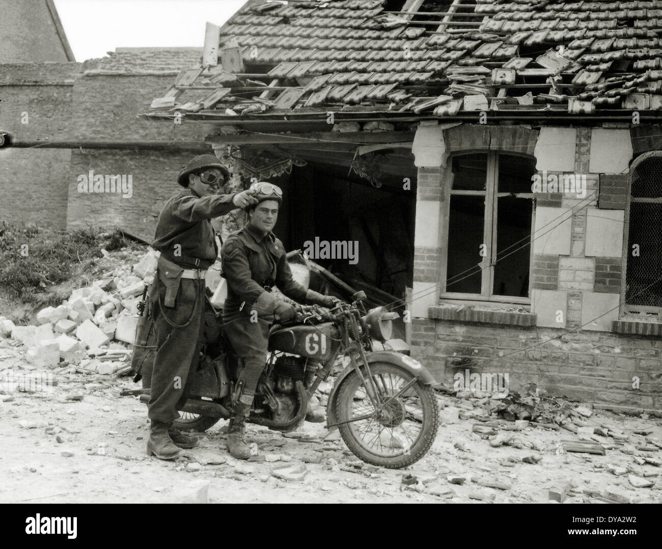 Historique de la Deuxième Guerre mondiale Seconde Guerre mondiale Guerre mondiale Seconde Guerre mondiale l'opération Overlord Overlord soldat destruction ruines invasion motocycliste al Banque D'Images