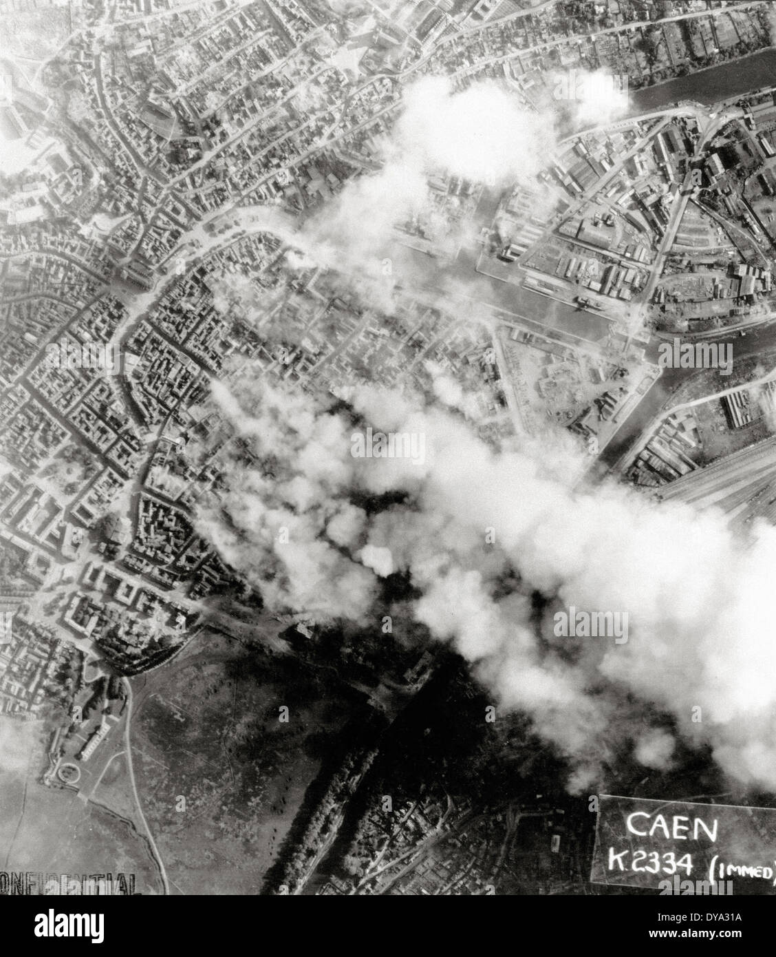 Historique de la Deuxième Guerre mondiale Seconde Guerre mondiale Guerre mondiale Seconde Guerre mondiale l'opération Overlord Overlord invasion aerial town city Juin 1944 bombardement, Banque D'Images