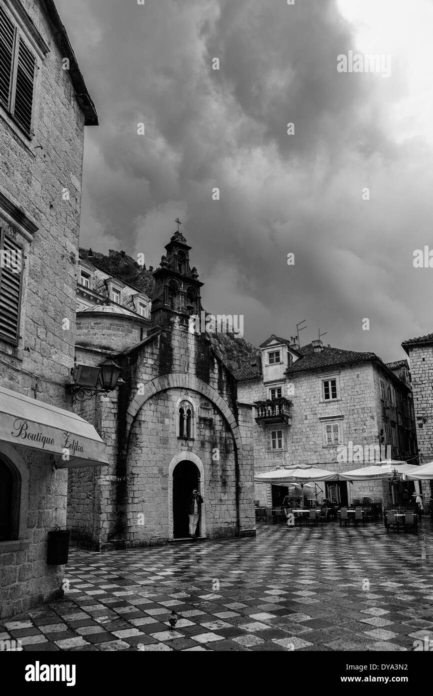 Plus de pluie Kotor, Monténégro : l'église Saint Luc (Crkva Sv Luc) dans le square du même nom (Trg Sv Luc). Version noir et blanc Banque D'Images