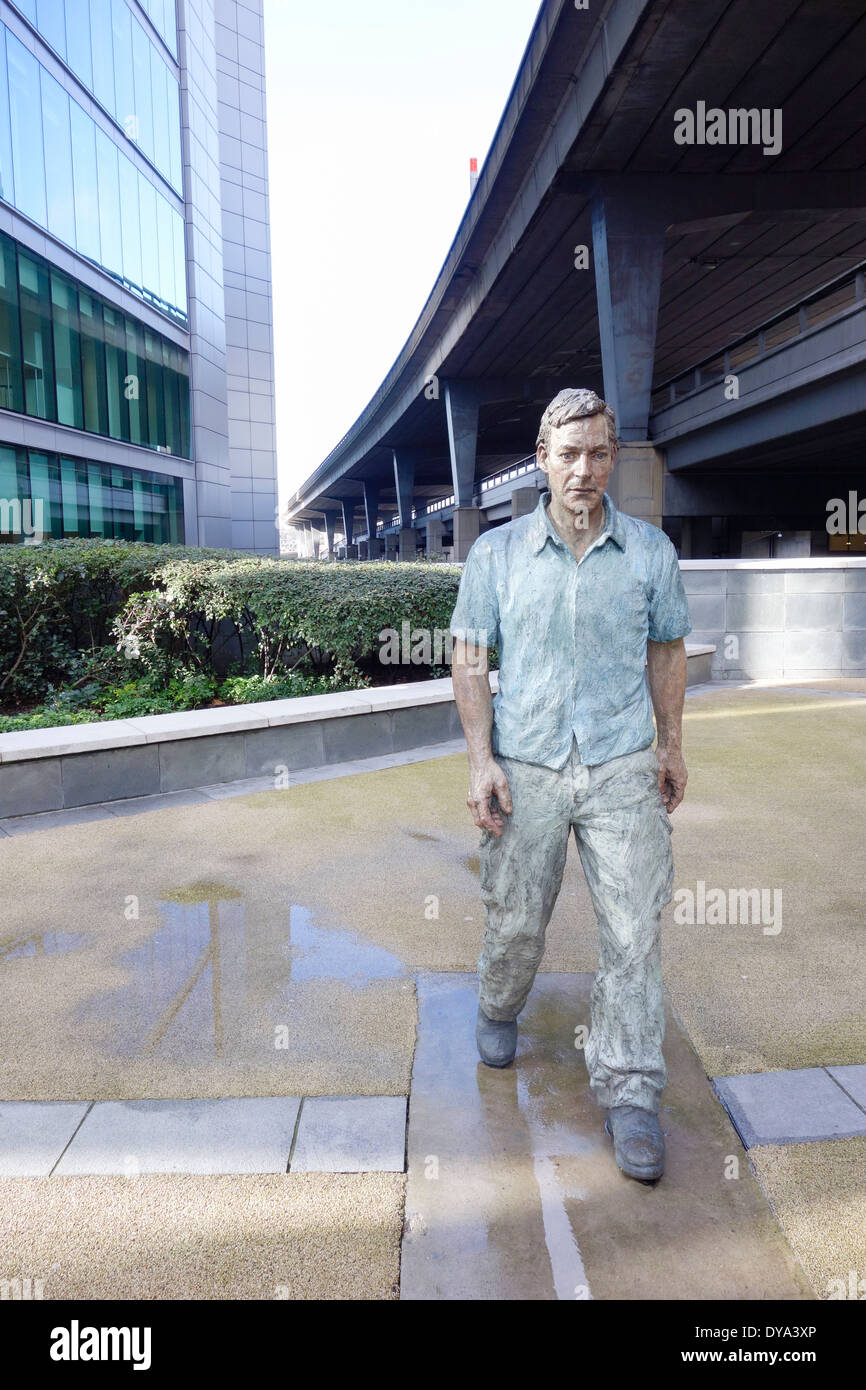 London, Paddington Basin. 'Walking man', peint statue en bronze par le sculpteur, Sean Henry Banque D'Images