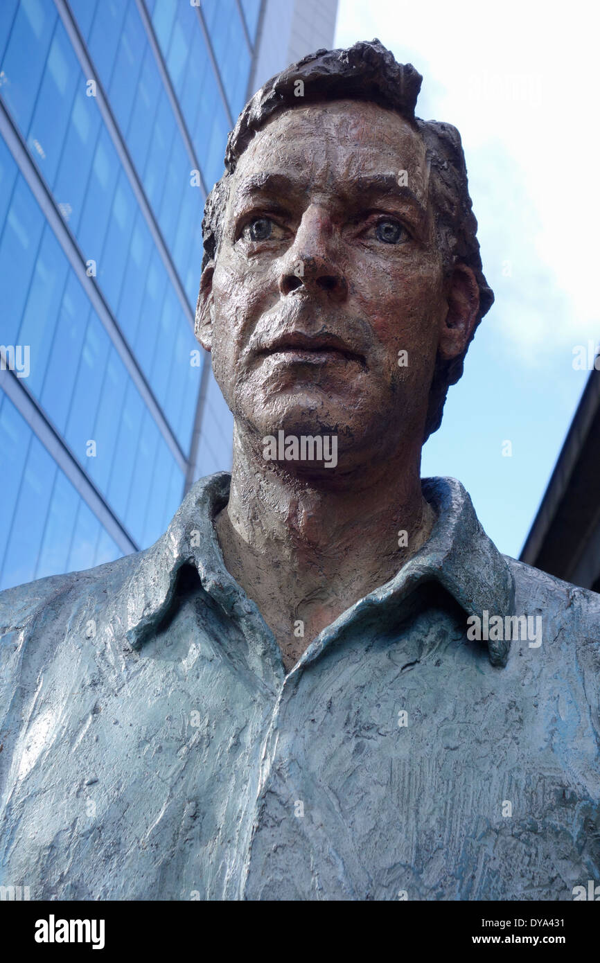 London, Paddington Basin. 'Walking man', peint statue en bronze par le sculpteur, Sean Henry Banque D'Images