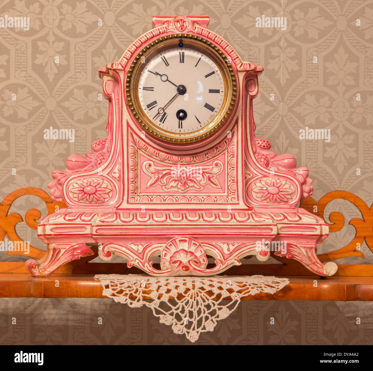 SAINT ANTON, Slovaquie - 27 février 2014 : horloge de table en céramique 19. cent. Dans palace Saint Anton. Banque D'Images