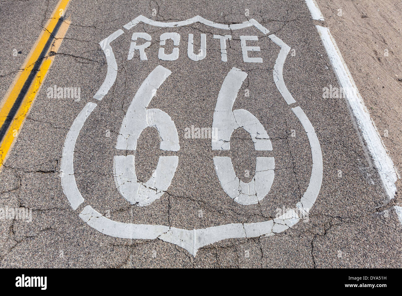 Old US Route 66 signe profondément à l'intérieur de la chaussée dans le désert de Mojave en Californie. Banque D'Images