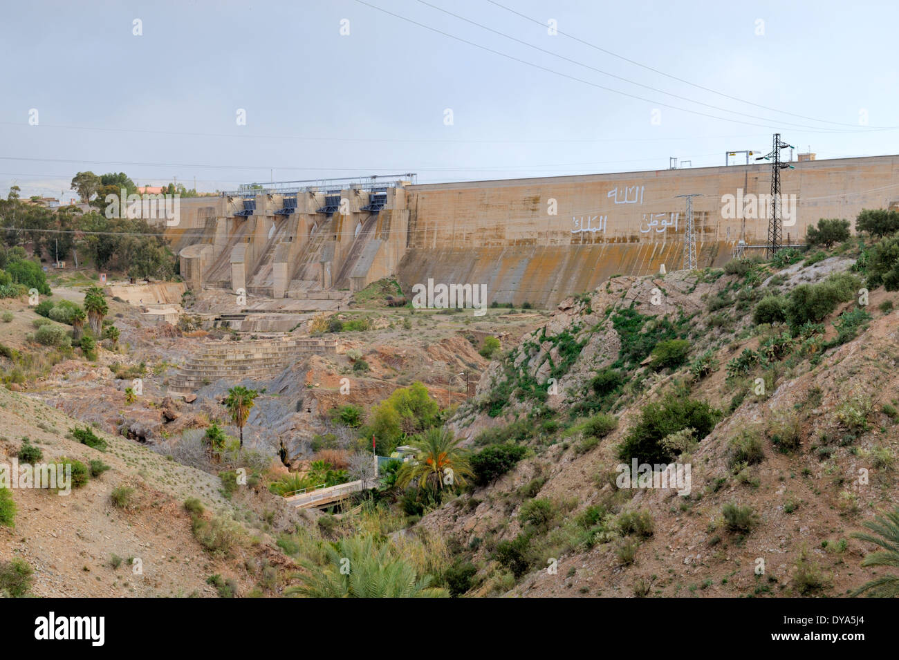 La création du barrage du lac Takerkoust réservoir dans village de Parachutisme Aguergour, Maroc. Contreforts des montagnes de l'Atlas Banque D'Images