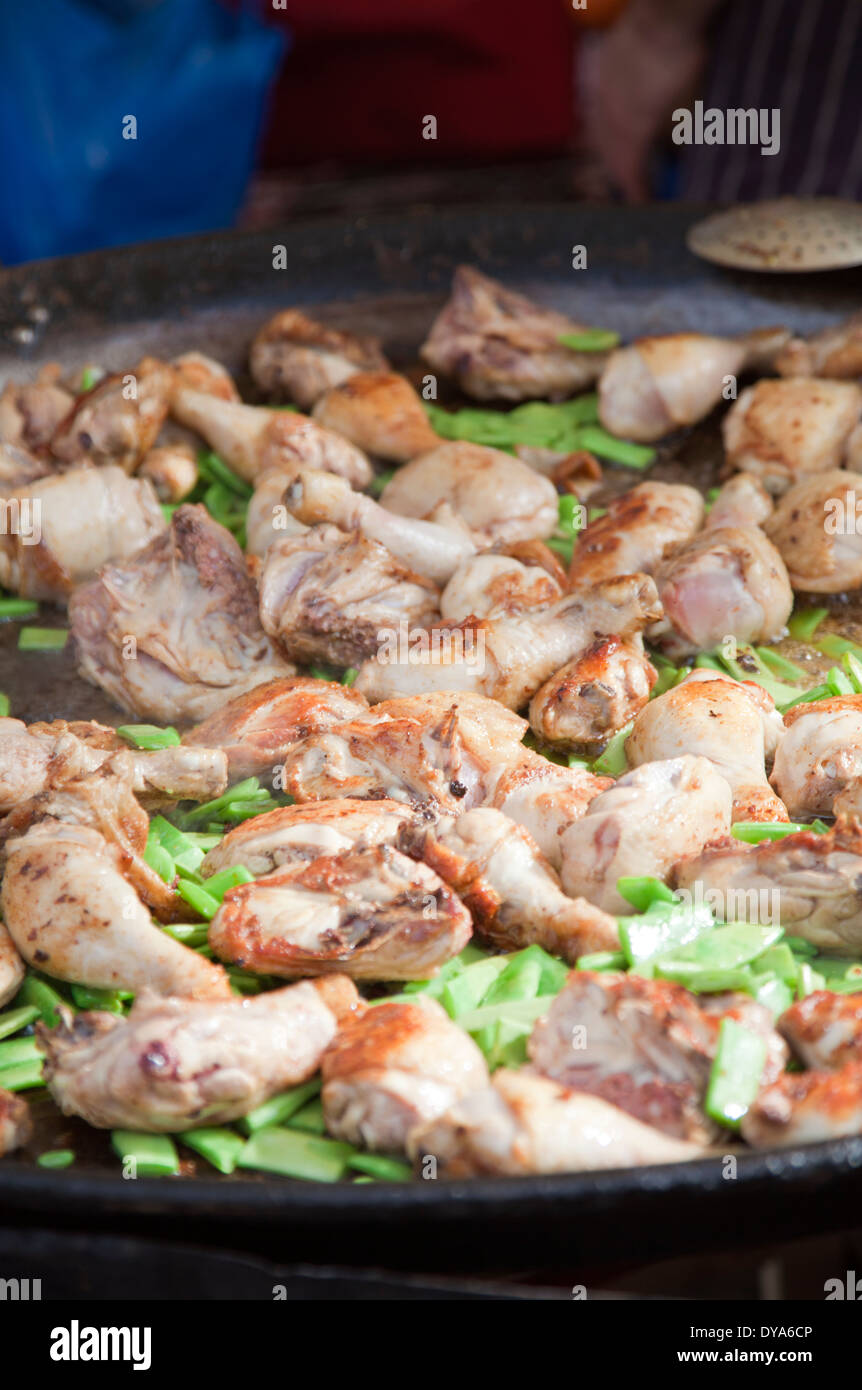 Plat de poulet cuisson dans de grands Pan au marché de Portobello à Londres W11 - UK Banque D'Images