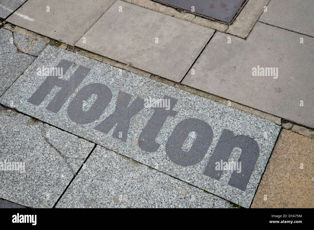 Un signe représentant la limite de Hoxton sur un trottoir de l'Est de Londres. Banque D'Images