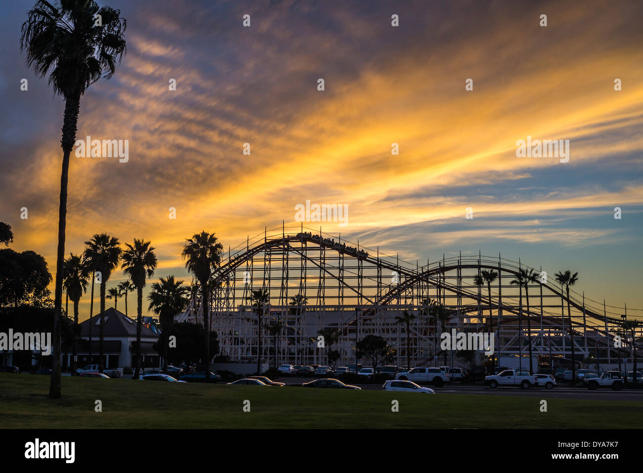 Le Balancier géant Rollercoaster au coucher du soleil. Belmont Park, San Diego, California, United States. Banque D'Images