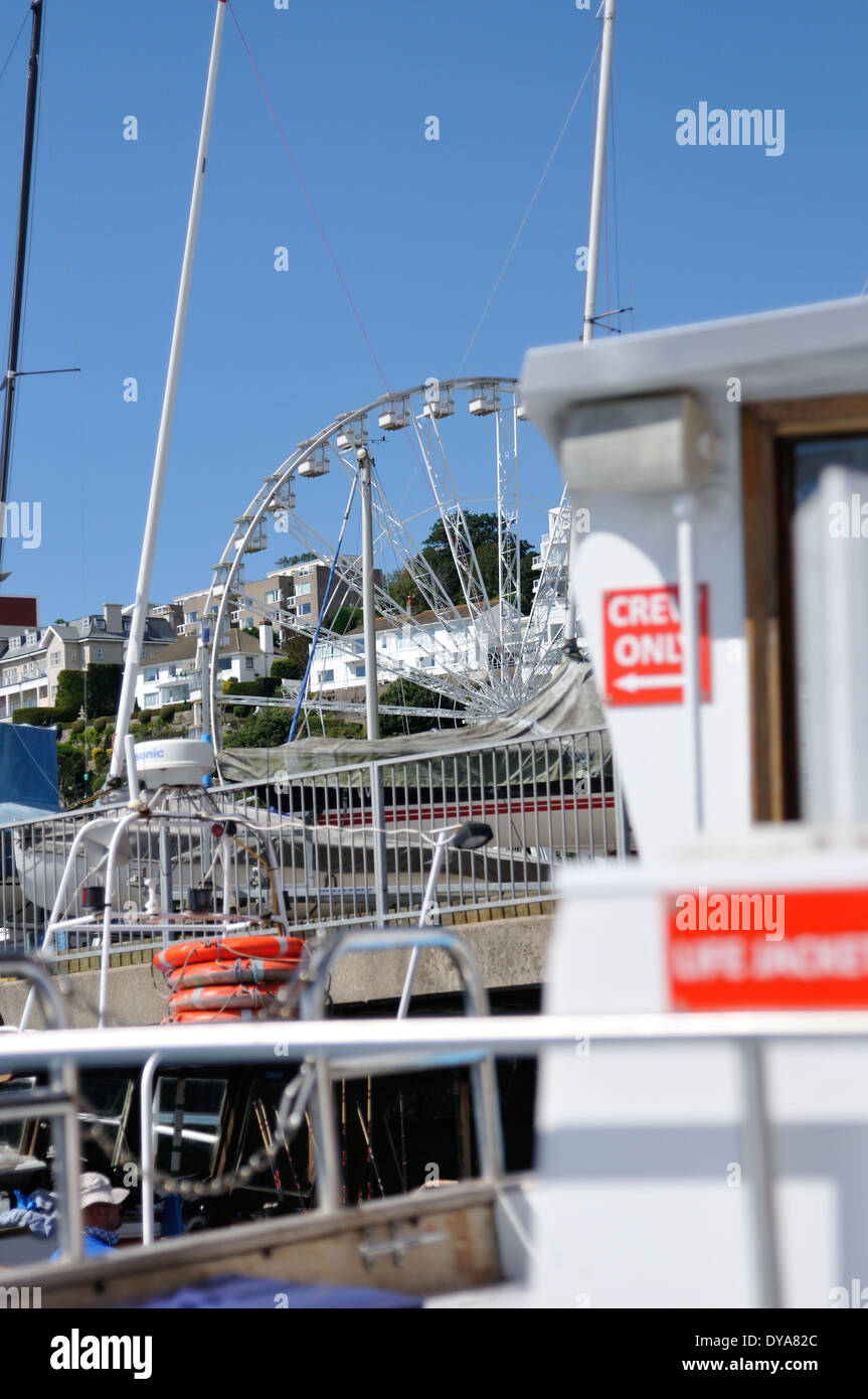 Grande roue tour avec vue sur la mer. Banque D'Images