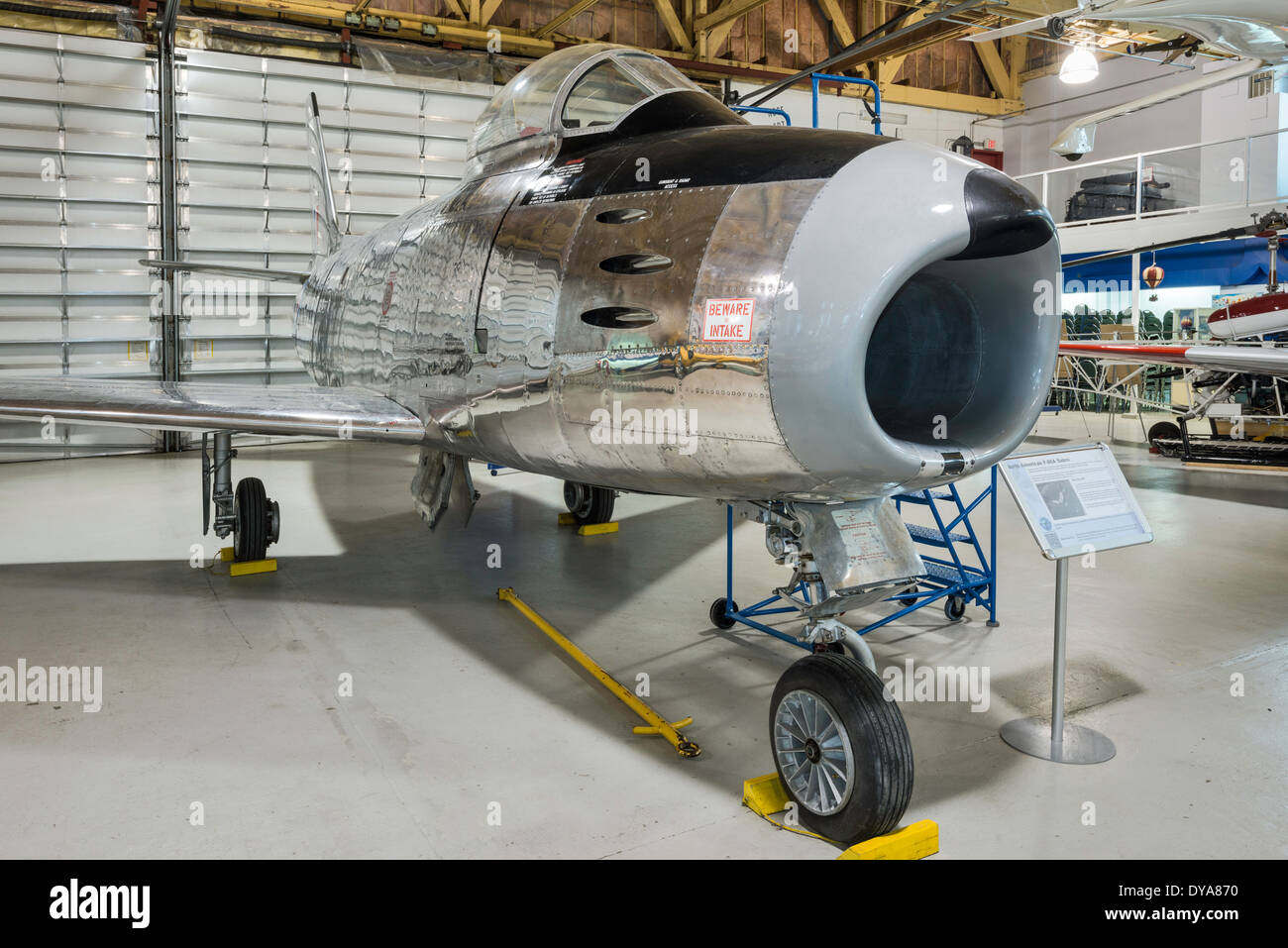 North American F-86 Sabre jet fighter, Hangar principal à Aero Space Museum of Calgary, Calgary, Alberta, Canada Banque D'Images