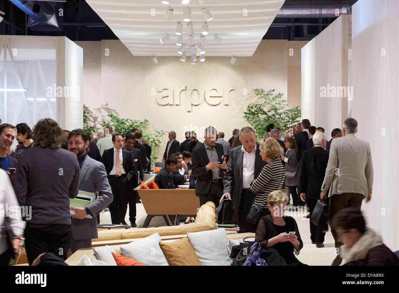 Arper stand avec les gens au cours du Salone del Mobile, salon international du meuble de Milan Banque D'Images