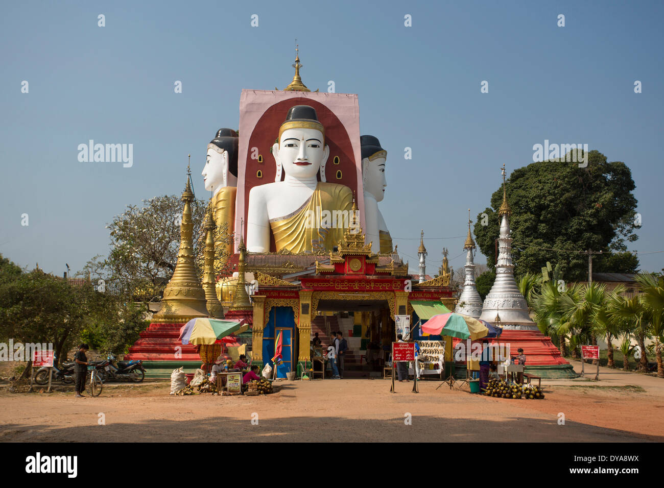 Asie Birmanie Myanmar architecture Pegu bouddhisme du Grand Bouddha de la pagode exotiques colorées rouge doré religion road stupa tourisme t Banque D'Images