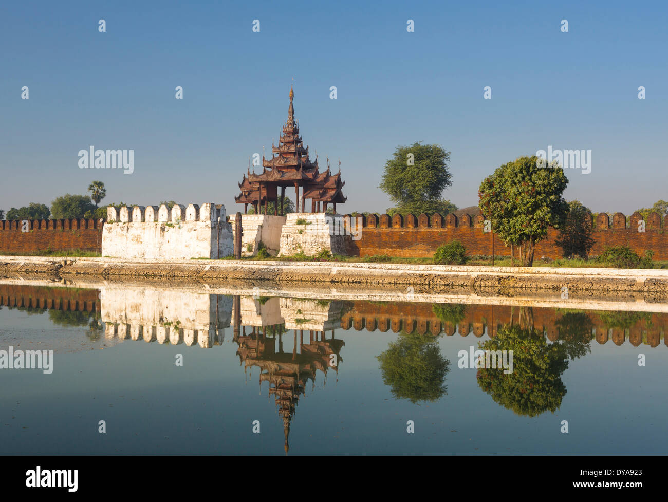 Palais Royal de Mandalay Myanmar Birmanie Asie ville architecture pittoresque histoire moat réflexion skyline voyages touristiques wall Banque D'Images