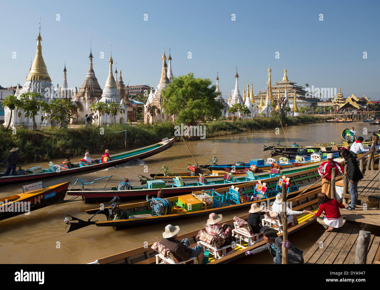 Iwama Ville Asie Birmanie Myanmar bateau bateaux flottant du canal du lac Inle skyline touristes touristique stupas tr transport Banque D'Images