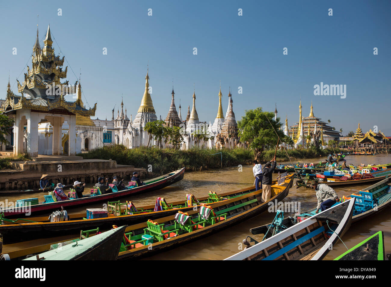 Iwama Ville Asie Birmanie Myanmar bateau bateaux flottant du canal du lac Inle skyline touristes touristique stupas tr transport Banque D'Images