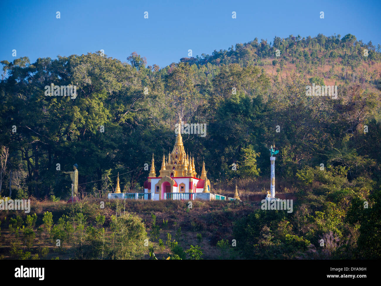 Asie Birmanie Myanmar Pindaya Pindaya Grottes Grottes Province Shan Shan hill entrée Escalier Toit panorama paysage stupas sunse Banque D'Images