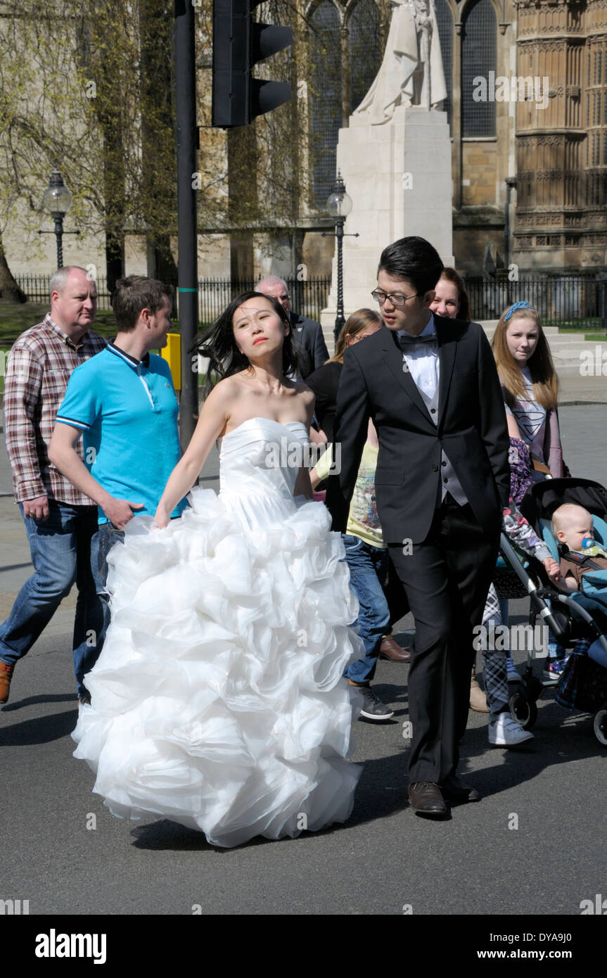 Londres, Angleterre, Royaume-Uni. Jeune couple japonais faisant un 'wedding' séance photo Banque D'Images