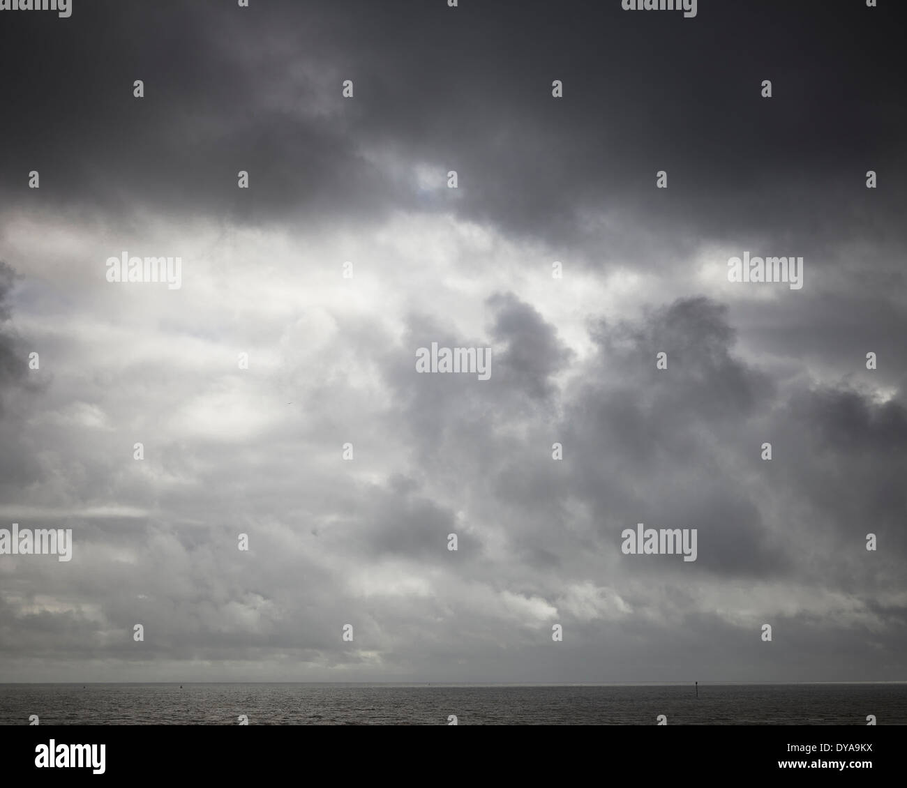 Résumé photo de nuages de tempête sur la Baie de Swansea au Pays de Galles du Sud Banque D'Images