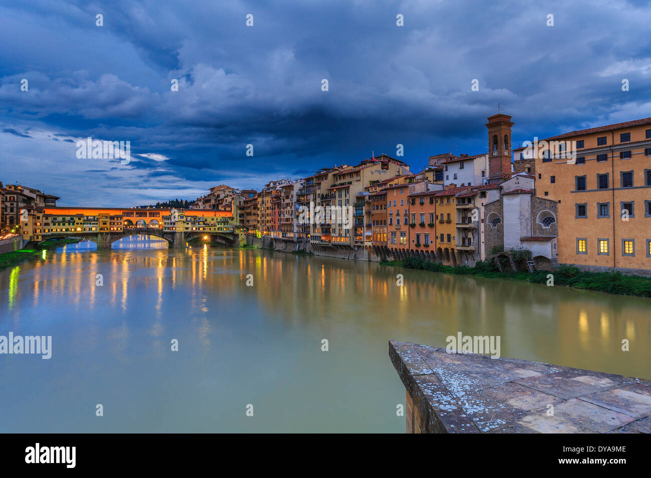 Vue sur le Ponte Vecchio et l'Arno à Florence, Toscane, Italie Banque D'Images