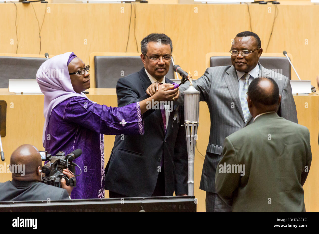 Addis Abeba, Ethiopie. 11 avril 2014. Le ministre des affaires étrangères de l'Éthiopie, le Dr Tedros Adhanom, et l'Ambassadeur M. Nsengimana light le relais d'une "flamme du souvenir" qui symbolise la mémoire, l'espoir et la prévention du génocide, le 11 avril 2014, à Addis Ababa, Ethiopie Crédit : Dereje Belachew/Alamy Live News Banque D'Images