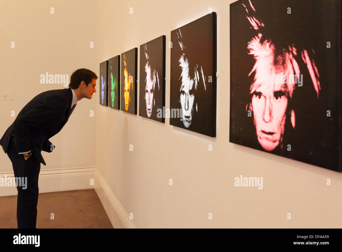 Londres, le 11 avril 2014. Andy Warhol's Six auto-portraits, sur l'aperçu chez Sotheby's à Londres, sont attendus entre £15-21 millions de dollars lorsqu'ils sont mis aux enchères à New York le 14 mai 2014 Crédit : Paul Davey/Alamy Live News Banque D'Images