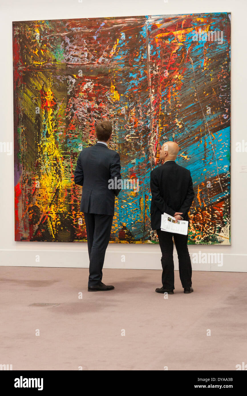 Londres, le 11 avril 2014. Deux hommes admirer une peinture de Gerhard Richter, attendre entre 15 et 21 millions € aux enchères à New York le 14 mai 2014. Crédit : Paul Davey/Alamy Live News Banque D'Images