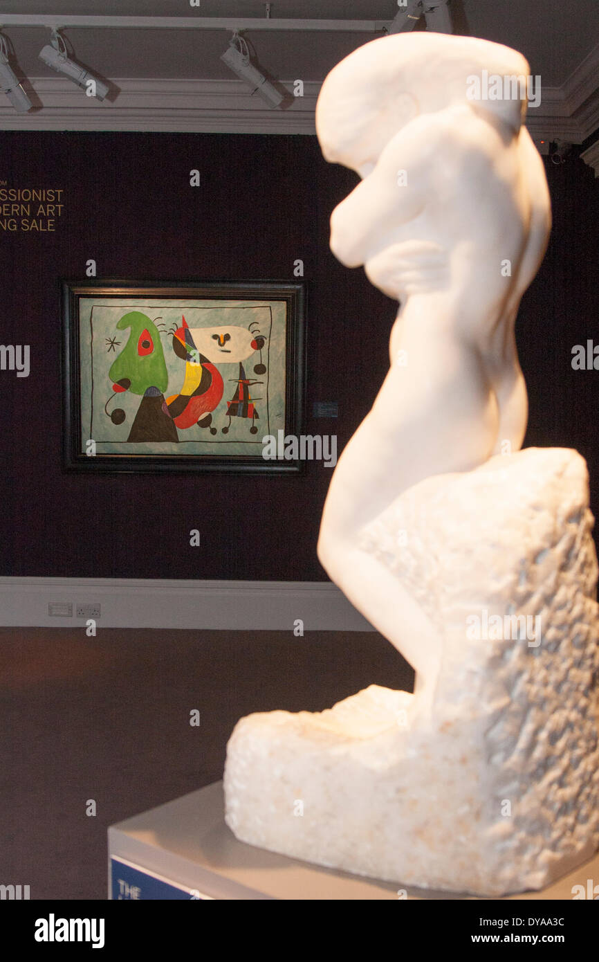 Londres, le 11 avril 2014. Auguste Rodin's Eve ressemble à Joan Miro's Sans titre dans l'arrière-plan chez Sotheby's à Londres, où les œuvres sont sur Aperçu avant d'être mis aux enchères à New York en mai. Le Rodin est prévu d'extraire jusqu'à £4,8 millions, tandis que la peinture pourrait yied Miro entre EUR 2,4 et 3,6 millions de dollars. Crédit : Paul Davey/Alamy Live News Banque D'Images