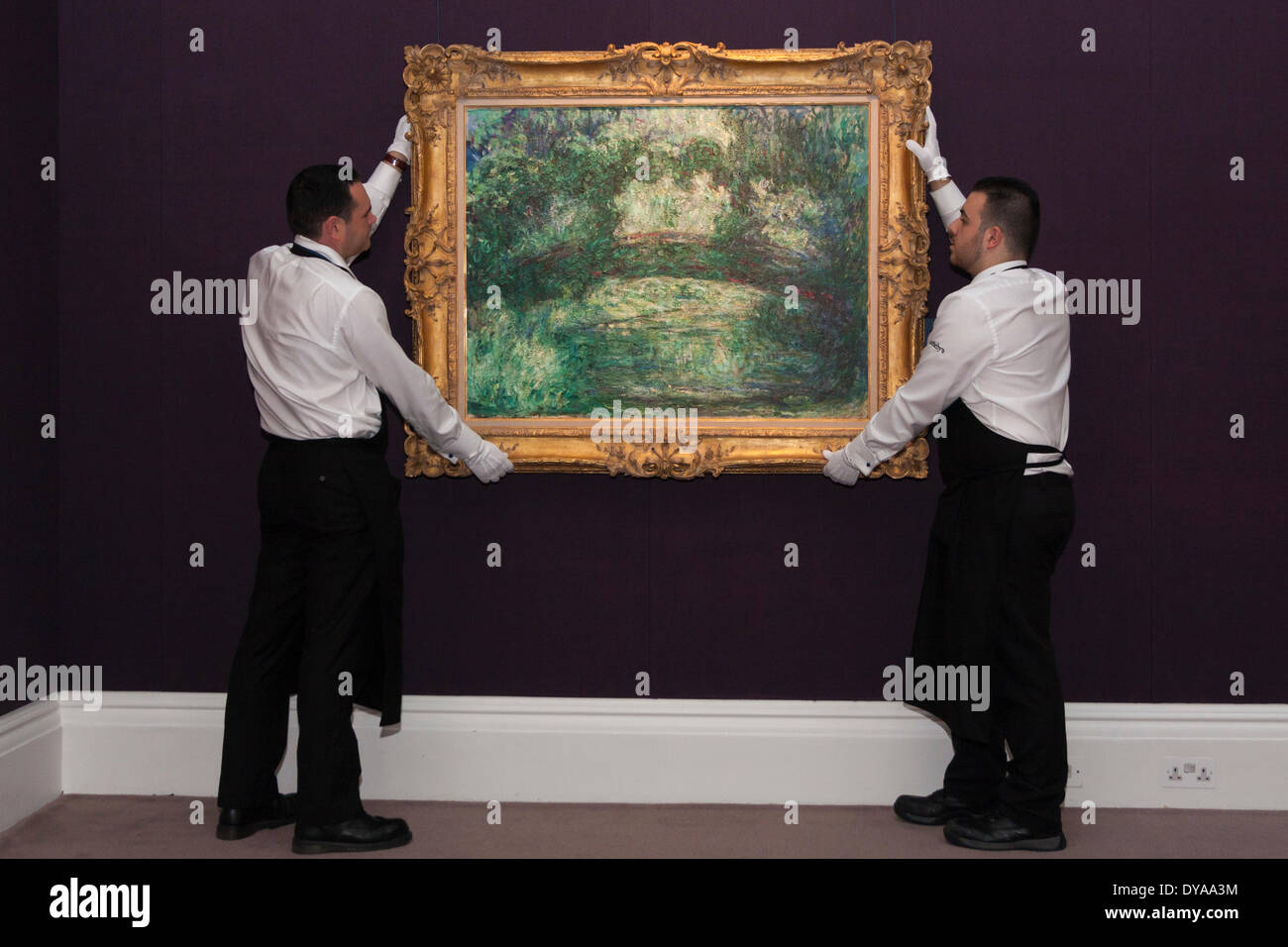 Londres, le 11 avril 2014. Sotheby's personnel régler la pendaison de Claude Monet Le pont japonais, sur l'aperçu à Londres avant d'être mis aux enchères dans votre nouvelle le 7 mai où la peinture est estimée à jusqu'à 18 millions de dollars. Crédit : Paul Davey/Alamy Live News Banque D'Images