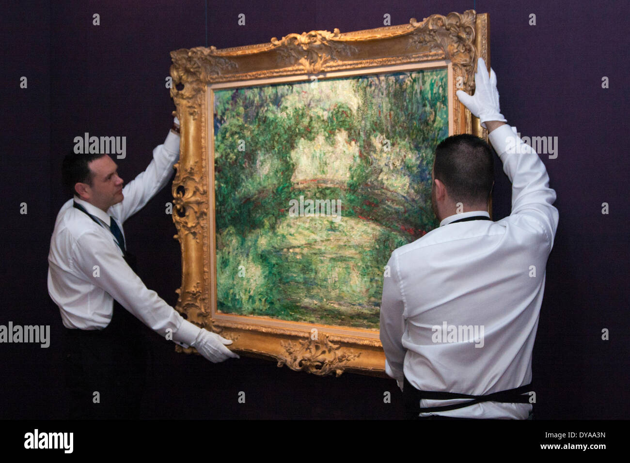 Londres, le 11 avril 2014. Sotheby's personnel régler la pendaison de Claude Monet Le pont japonais, sur l'aperçu à Londres avant d'être mis aux enchères dans votre nouvelle le 7 mai où la peinture est estimée à jusqu'à 18 millions de dollars. Crédit : Paul Davey/Alamy Live News Banque D'Images