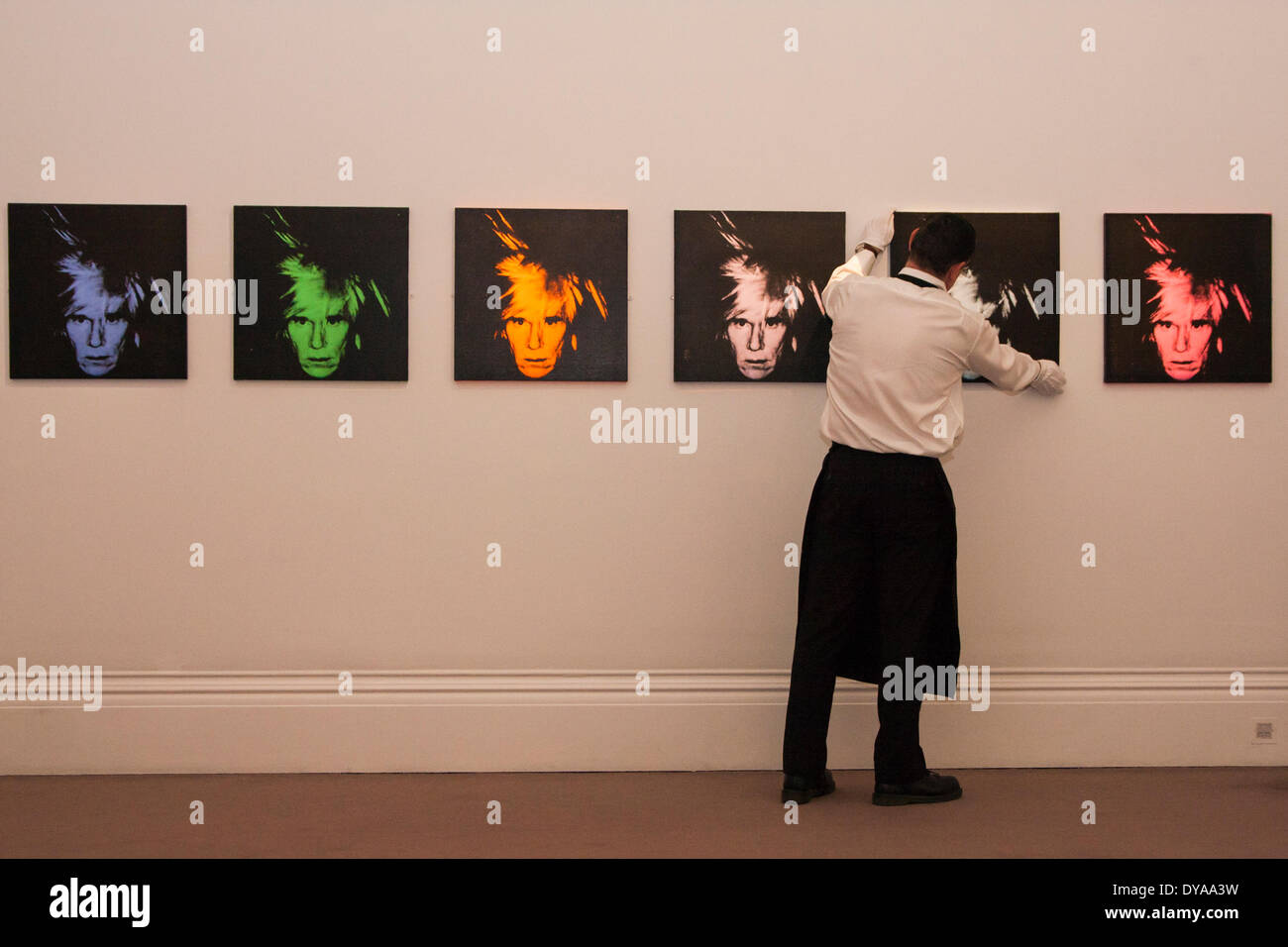 Londres, le 11 avril 2014. Andy Warhol's Six auto-portraits, sur l'aperçu chez Sotheby's à Londres, sont attendus entre £15-21 millions de dollars lorsqu'ils sont mis aux enchères à New York le 14 mai 2014 Crédit : Paul Davey/Alamy Live News Banque D'Images