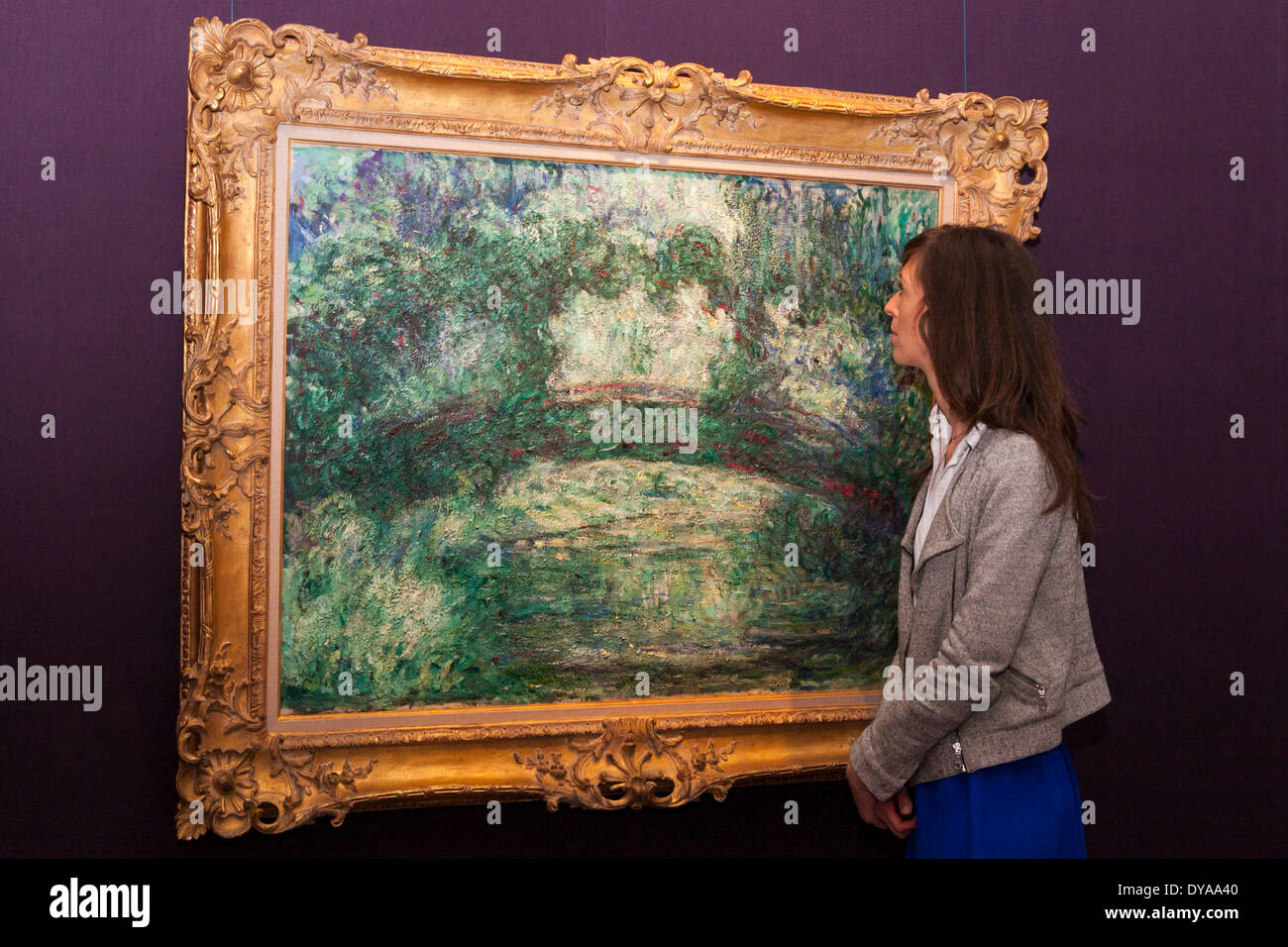 Londres, le 11 avril 2014. Une femme à Sotheby's admire Claude Monet Le pont japonais, sur l'aperçu à Londres avant d'être mis aux enchères dans votre nouvelle le 7 mai où la peinture est estimée à jusqu'à 18 millions de dollars. Crédit : Paul Davey/Alamy Live News Banque D'Images