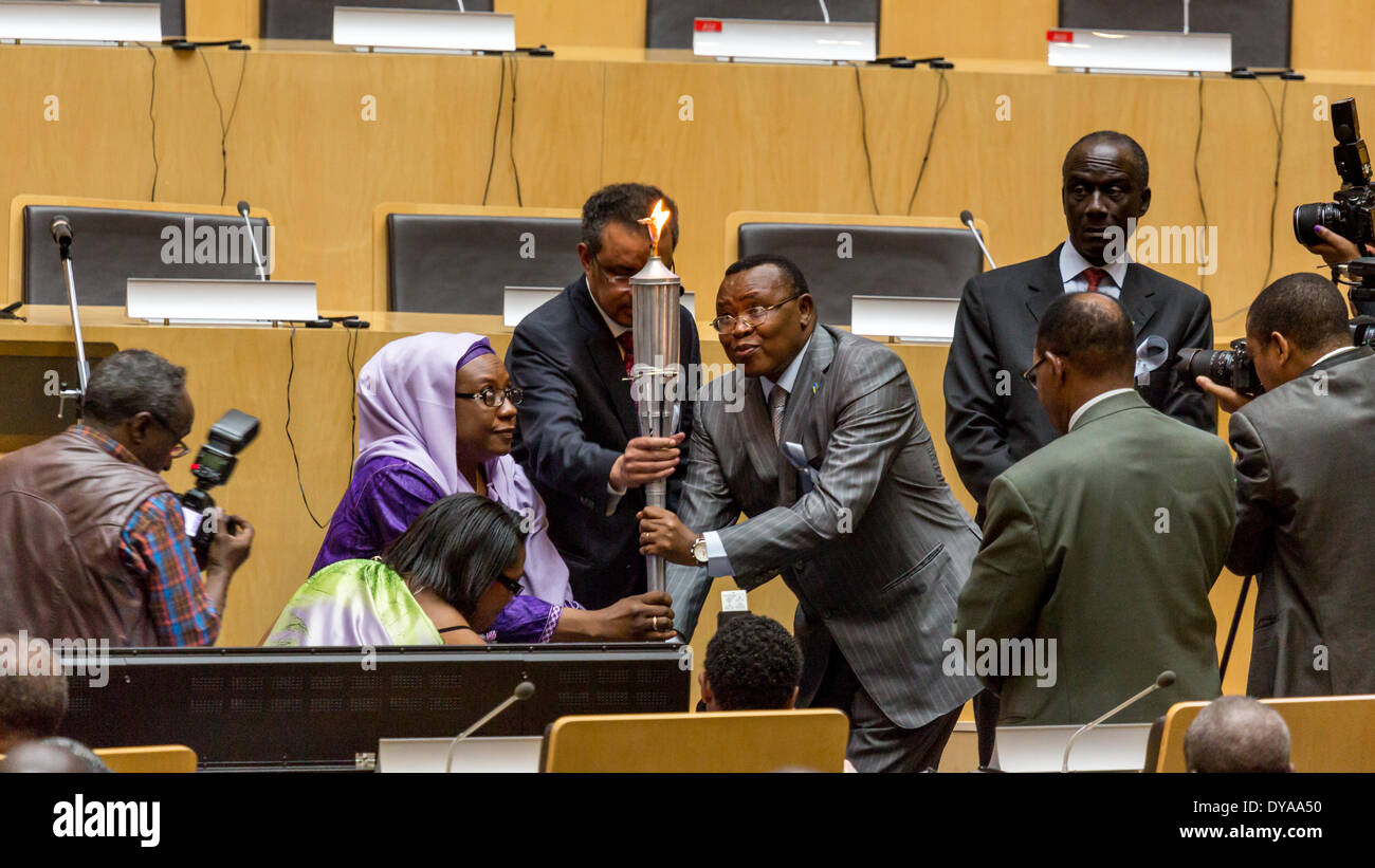 Addis Abeba, Ethiopie. 11 avril 2014. Le Dr Tedros Adhanom, et l'ambassadeur, M. Nsengimana light le relais d'une "flamme du souvenir" qui symbolise la mémoire, l'espoir et la prévention du génocide, le 11 avril 2014, à Addis Ababa, Ethiopie Crédit : Dereje Belachew/Alamy Live News Banque D'Images