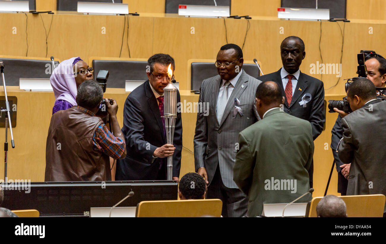 Addis Abeba, Ethiopie. 11 avril 2014. Le ministre des affaires étrangères de l'Éthiopie, le Dr Tedros Adhanom, et l'Ambassadeur M. Nsengimana light le relais d'une "flamme du souvenir" qui symbolise la mémoire, l'espoir et la prévention du génocide, le 11 avril 2014, à Addis Ababa, Ethiopie Crédit : Dereje Belachew/Alamy Live News Banque D'Images