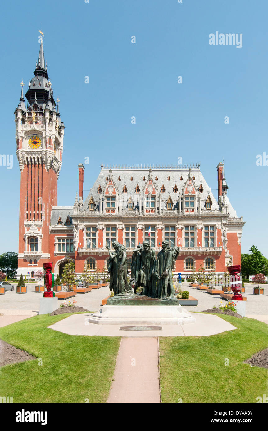 La France, Calais. Les six Bourgeois de Calais par Rodin se trouve en face de l'hôtel de ville et Beffroi, conçu par Louis Debrouwer. Banque D'Images