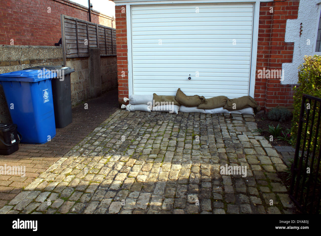 Des sacs, des sacs de partout après l'inondation de Datchet sur Riverside Thames ; près de château de Windsor dans le Berkshire, Angleterre, RU Banque D'Images