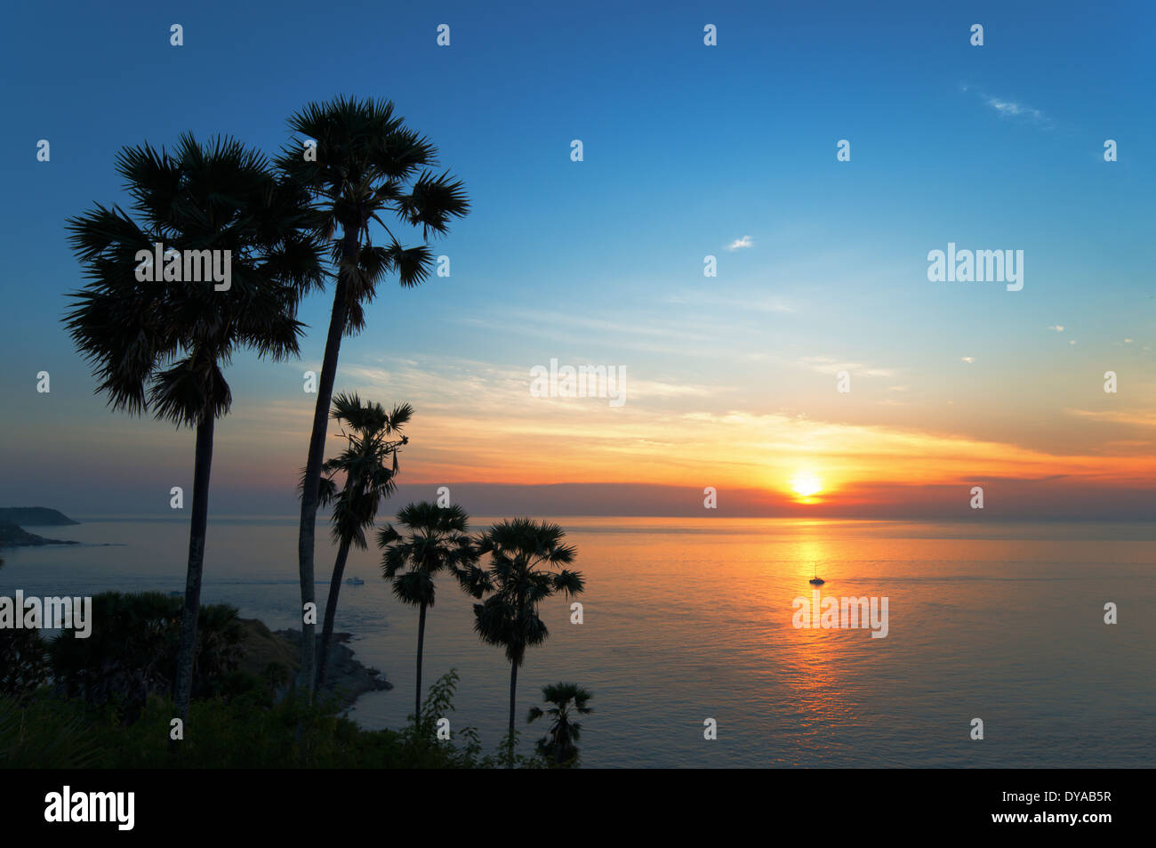 Vue du coucher de soleil depuis le cap Phromthep à Phuket, Thaïlande Banque D'Images