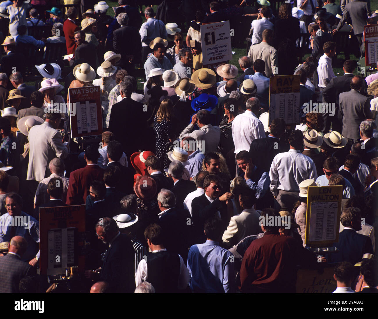 Les gens réunis à l'hippodrome pour le Royal Ascot races dans le Berkshire, Royaume-Uni Banque D'Images