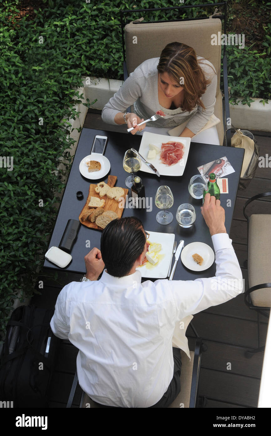 Couple en train de déjeuner à Milan, Italie , au cours de Design Week 2014 Banque D'Images
