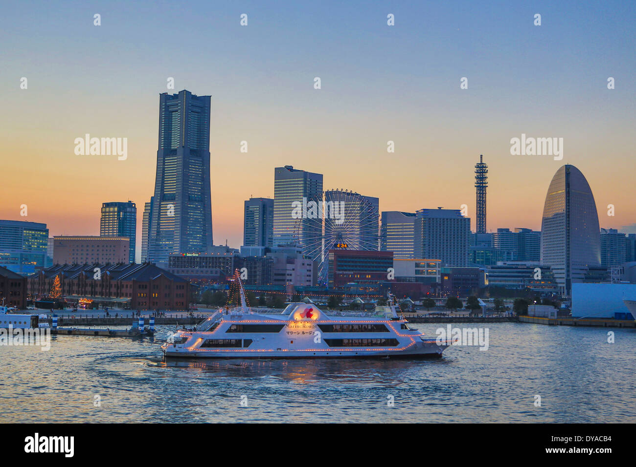 Le Japon, l'Asie, Yokohama, monument, tour, l'architecture, Bay, ville, colorée, panorama, paysage, coucher du soleil, touristique, voyage, roue Banque D'Images