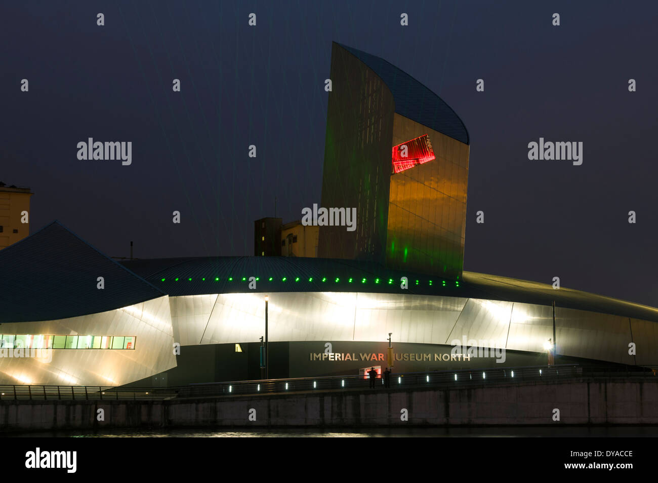 Imperial War Museum North, Salford Quays, Manchester, Angleterre, RU avec un affichage laser appelé "Merci" projeté sur elle. Banque D'Images