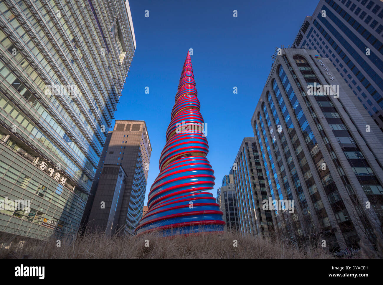 Asie Corée Séoul ville architecture contraste coloré rouge paysage du centre-ville de voyage touristique sculpture spirale urbain Banque D'Images