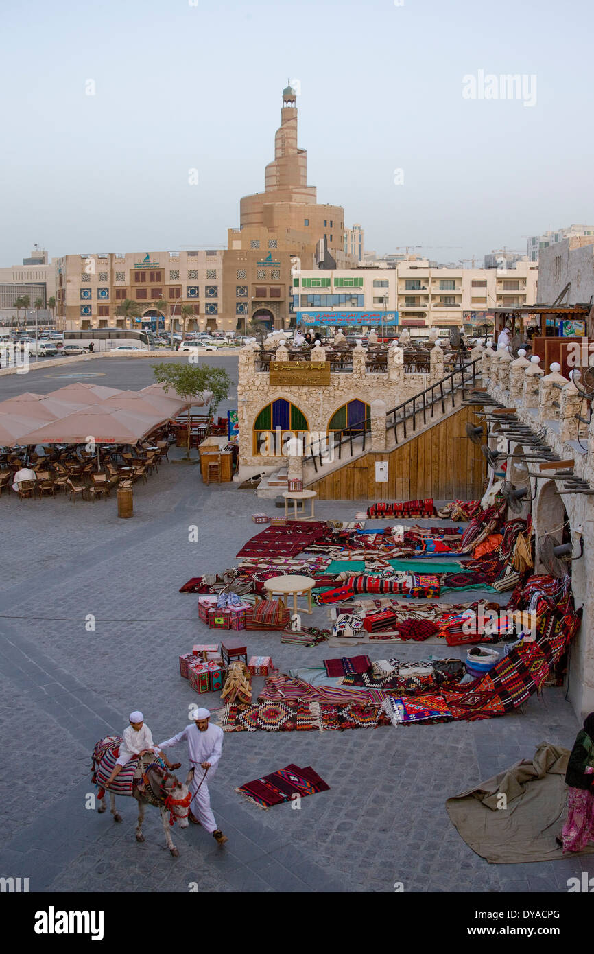 La culture islamique de Doha Qatar Moyen-orient Souk Wakif cafe architecture center city afficher marché âne vieux gens piétons Banque D'Images