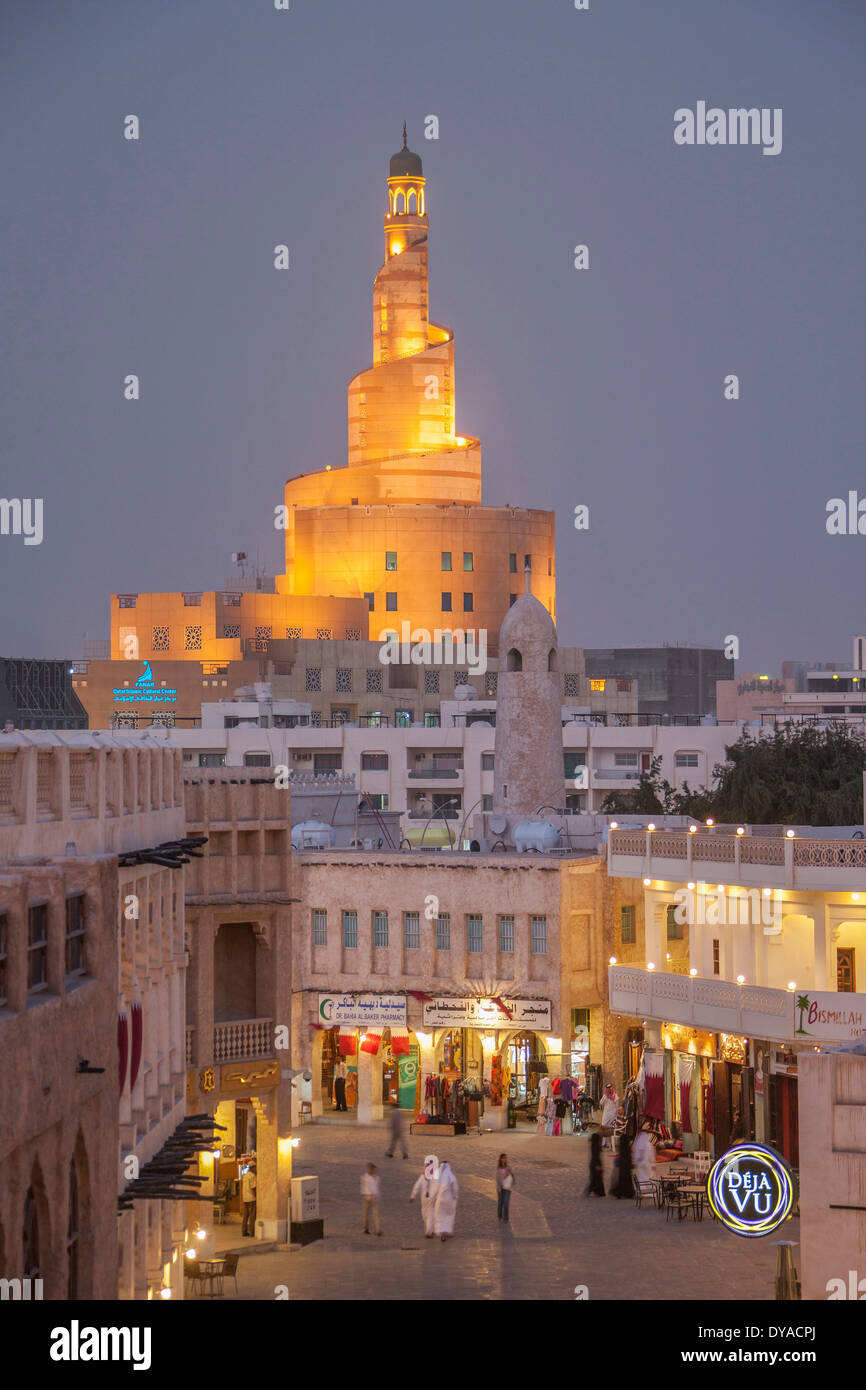 La culture islamique de Doha Qatar Moyen-orient Souk Wakif cafe de l'architecture de la ville centre ancien marché soir feux piétons personnes Banque D'Images