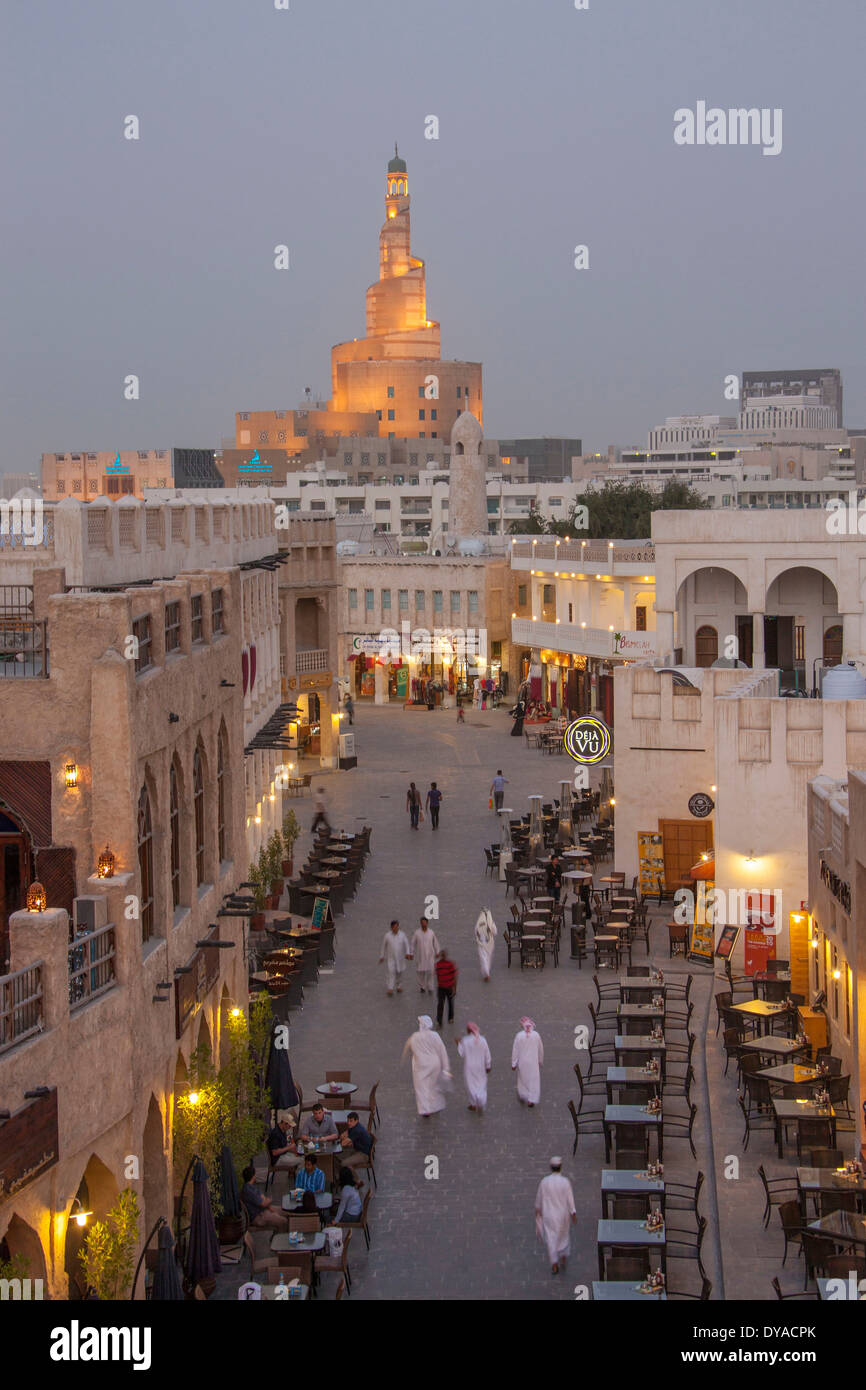 La culture islamique de Doha Qatar Moyen-orient Souk Wakif cafe de l'architecture de la ville centre ancien marché soir feux piétons personnes Banque D'Images