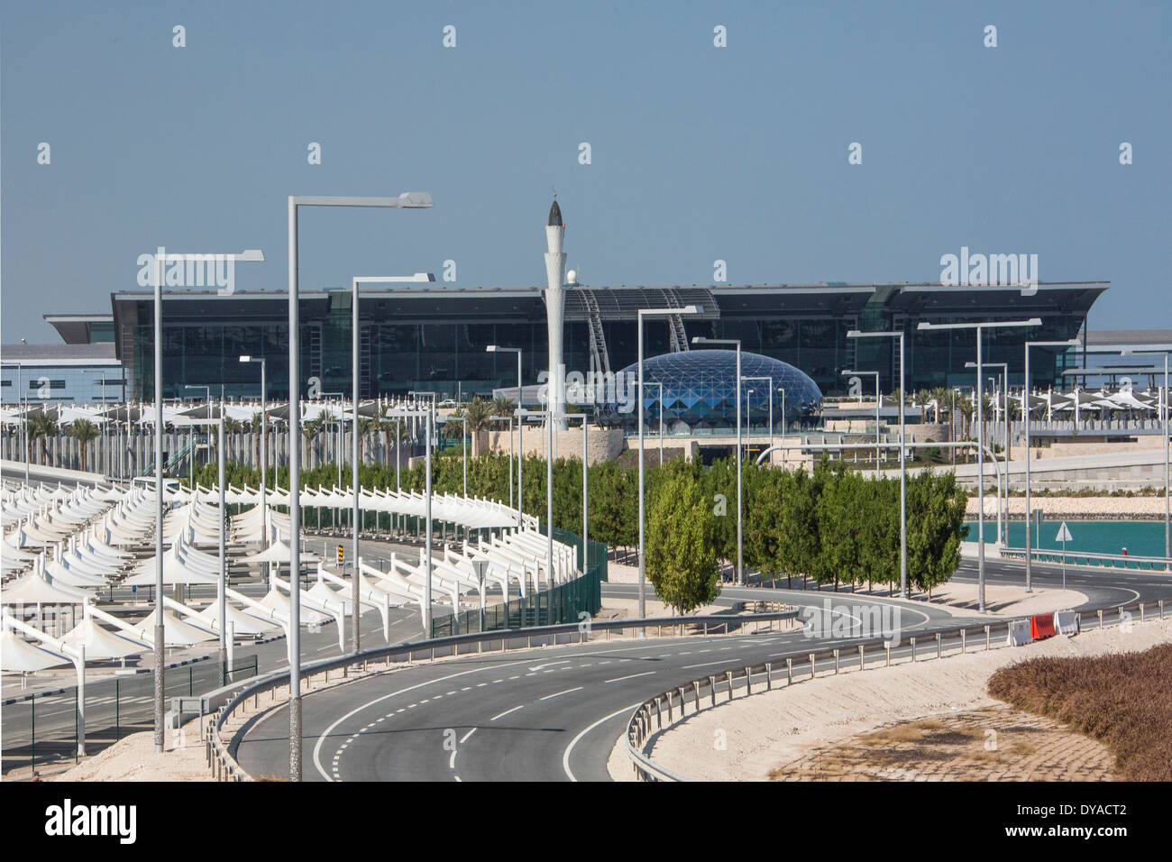Doha, Doha, Qatar, nouveau Moyen Orient, de l'aéroport, l'architecture, ville, immeuble, international, minaret, parking, route, voyage Banque D'Images