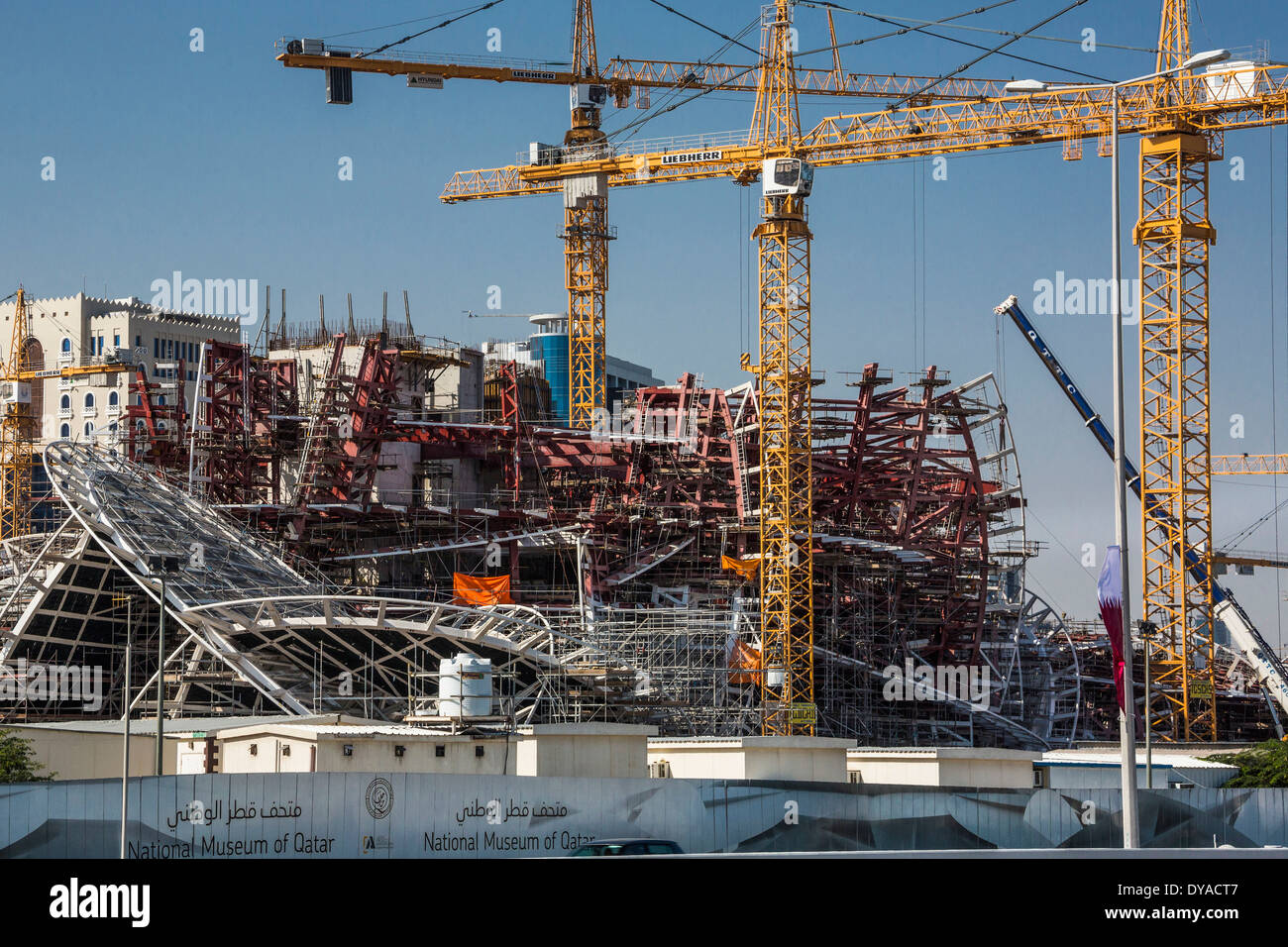 La construction du Musée de Doha Qatar Moyen-orient ville architecture futuriste de nouvelles grues national Musée national de travail de l'acier de construction Banque D'Images
