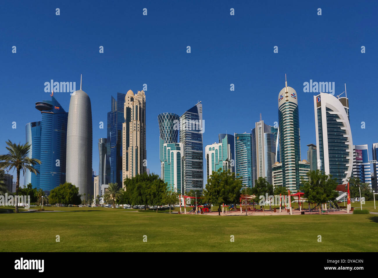 Burj Doha Qatar Moyen-orient World Trade Center bay city architecture futuriste coloré corniche promenade rayray714green park Banque D'Images