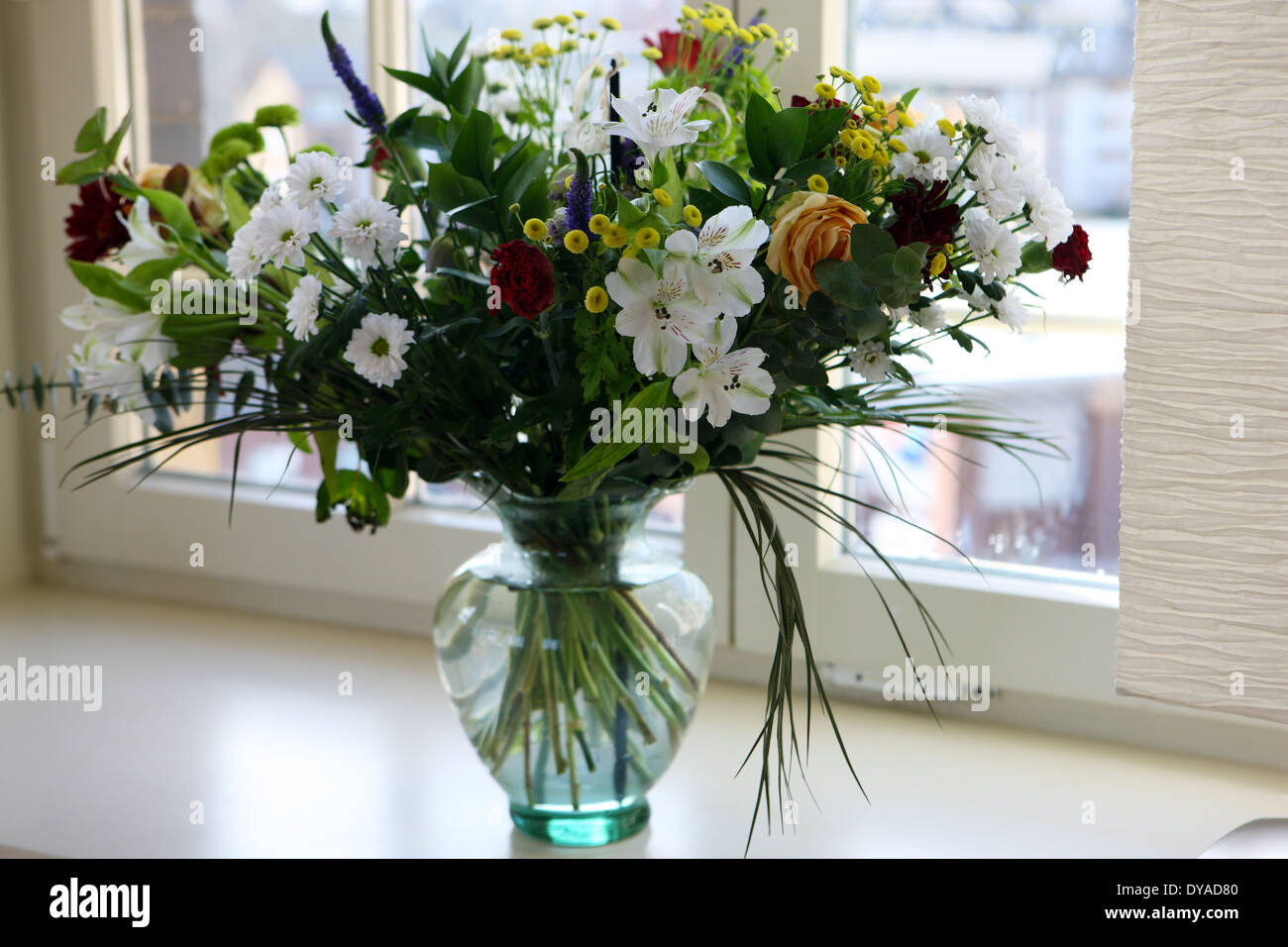 Bouquet de fleurs dans un vase en verre Banque D'Images
