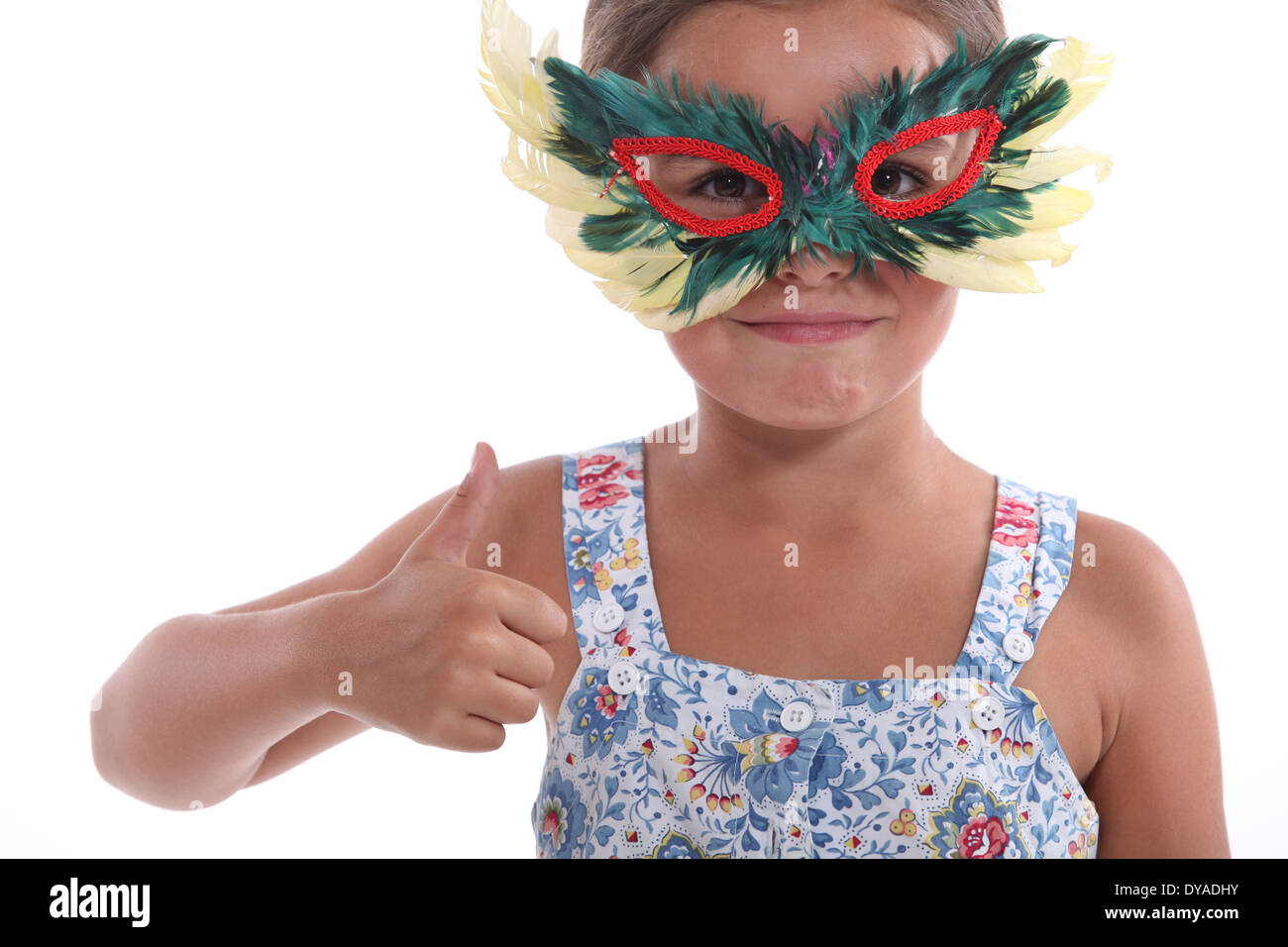 Petite fille avec un masque de plumes Banque D'Images